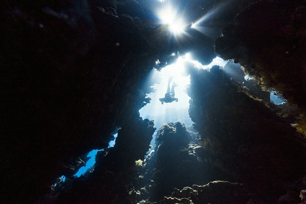 Quels sont les meilleurs spots pour la plongée sous-marine dans les grottes de Blue Hole, Belize?